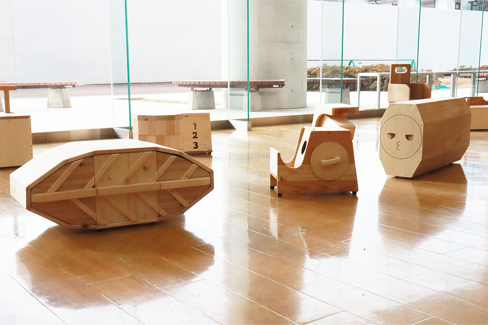 寝屋川市立中央幼稚園」の園児たちに廃材を使った椅子を寄贈しました