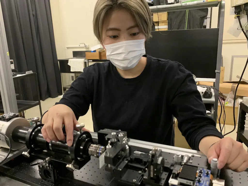 光学調整中の西野学生