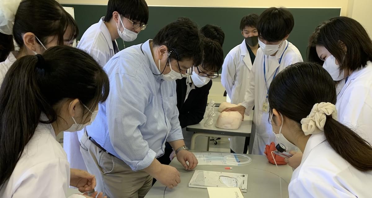 学生が真剣に見入っている写真