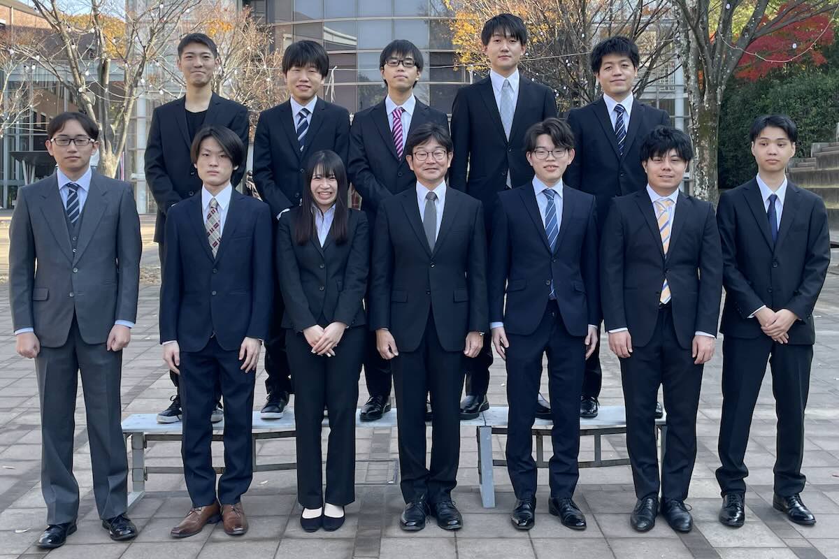 日坂教員と研究室の学生たち