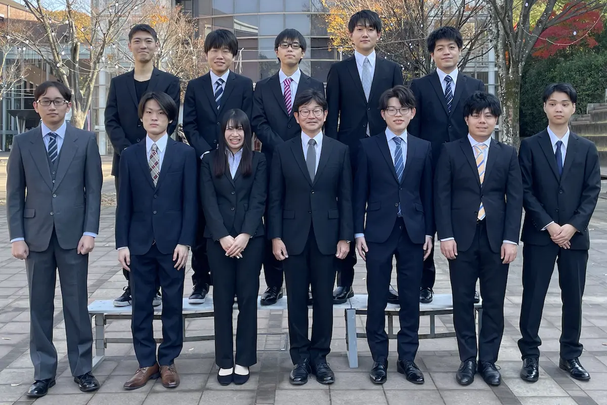 日坂教員と研究室の学生たち