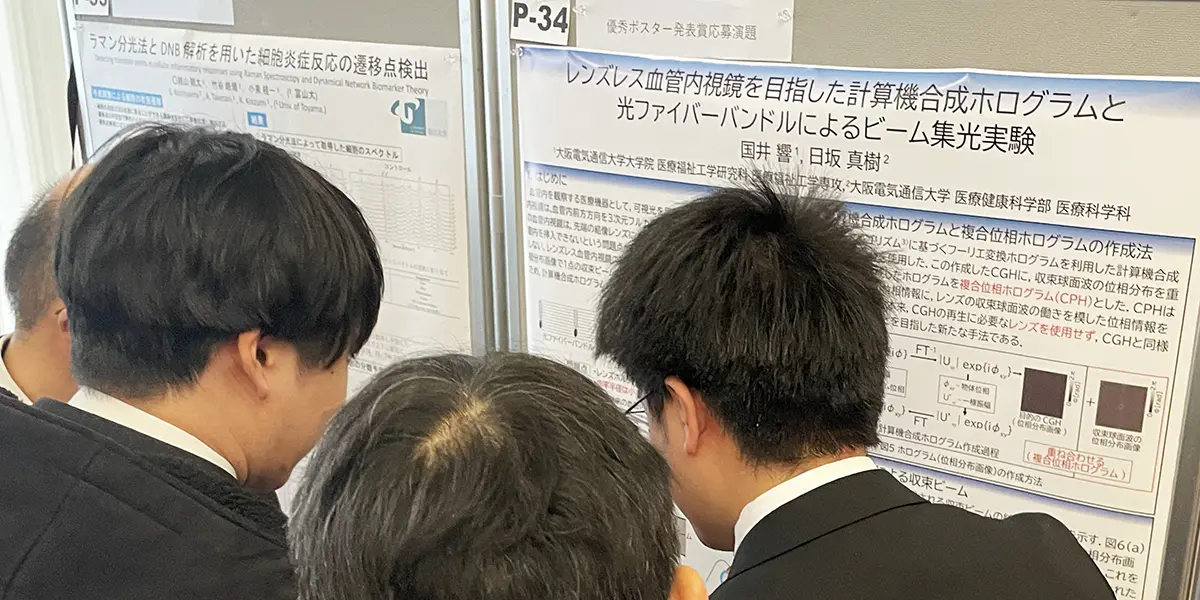 ポスター発表中の国井学生