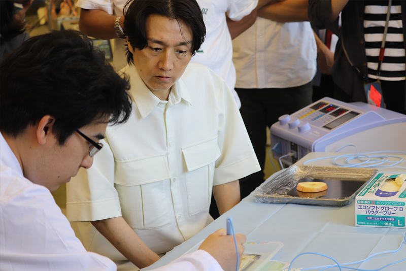 本格的な電気メスで「りんご」を切ります